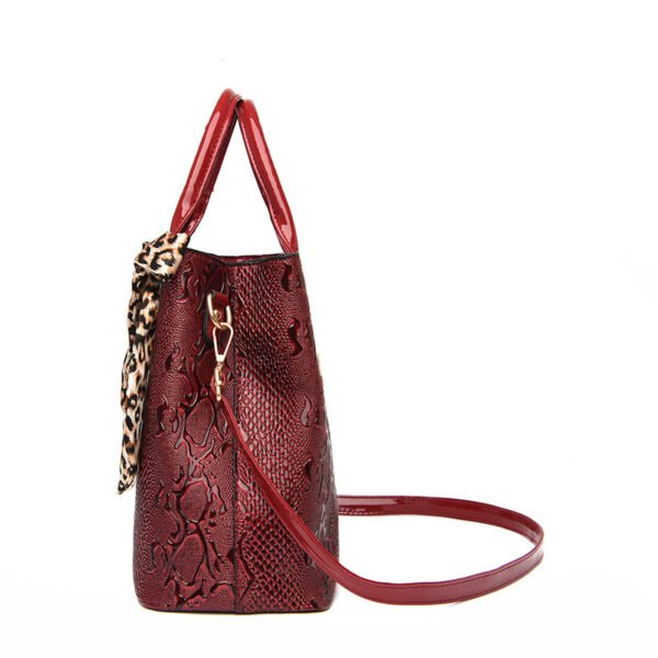 Women's Retro Fashion Embossed Large-capacity Tote One-shoulder Picture And Mother Handbag - Image 7