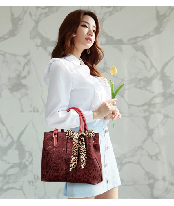 Women's Retro Fashion Embossed Large-capacity Tote One-shoulder Picture And Mother Handbag - Image 4