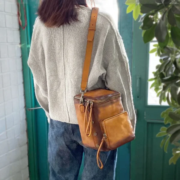 British Style Retro Vintage Vintage Wide Shoulder Straps New Backpack Square Large Capacity Leather Personalized Women's Bag - Image 2